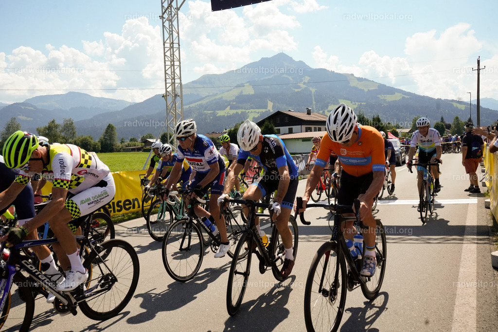 464_20230817_Bewerb_Maenner_Muehlanger | AUT - OESTERREICH, 2023-08-16: SPORT RENNRAD-FAHREN - 55. INTERNATIONALER RADWELTPOKAL IN ST. JOHANN IN TIROL  - Vintage-Radrennen mit WM-Bronze-Medaillen-Siegerin Christina Schweinberger, den Teilnehmer und Alexander Baumann (vom Orginastions-Team) - TAG 2 BEWERB MAENNER IN SECHS GRUPPEN  ; Foto: Roland Muehlanger