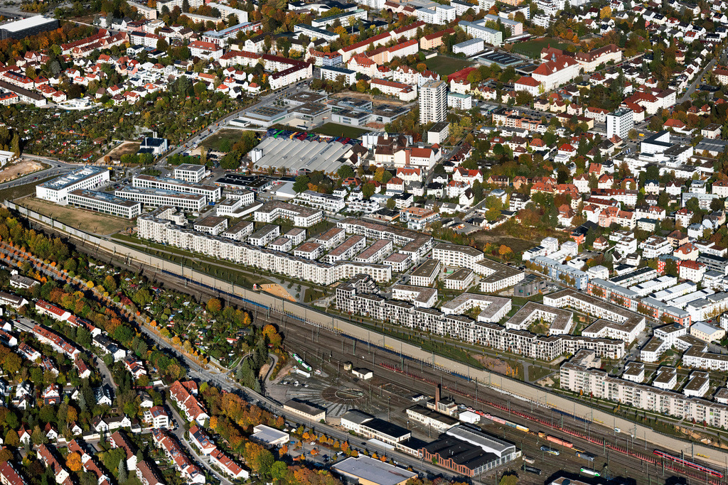 dr__0038704.jpg | REGENSBURG 23.10.2023 Wohngebiet einer Mehrfamilienhaussiedlung " Das DÖRNBERG " an der Kumpfmühler Straße Ecke Friedrich-Niedermeyer-Straße im Ortsteil Westviertel in Regensburg im Bundesland Bayern, Deutschland. Weiterführende Informationen bei: Allmann Sattler Wappner Architekten GmbH,  Bucher Properties GmbH,  Dörnberg-Viertel Projekt GmbH & Co. KG,  Hubert Haupt Immobilien Holding e.K.. // Residential area of a??a??a multi-family housing estate "Das DOeRNBERG" in the district of Westviertel in the district Westviertel in Regensburg in the state of Bavaria, Germany. Further information at: Allmann Sattler Wappner Architekten GmbH,  Bucher Properties GmbH,  Doernberg-Viertel Projekt GmbH & Co. KG,  Hubert Haupt Immobilien Holding e.K.. Foto: Daniel Reiter