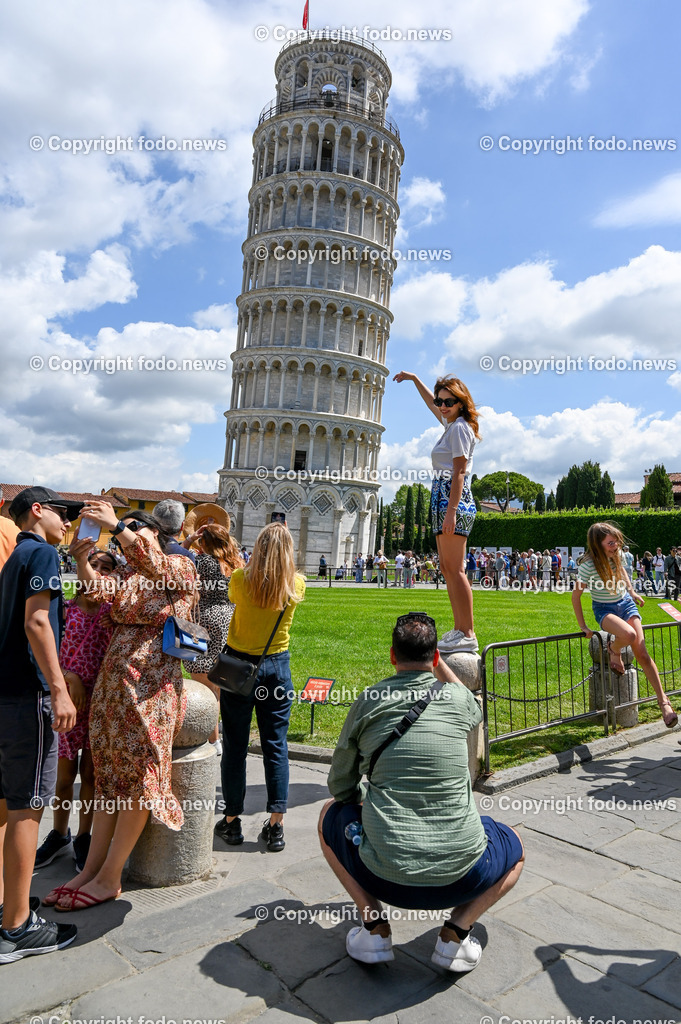 Italien_ Toscana_ Pisa_ 28.05.2024-134 | 28.05.2024, Italien, ITA, Toskana, Pisa im Bild Stadtansichten, Gebäude, Architektur, Touristen, Historisch, Souvenier, Turm, Dom, Piazza, schief


Pisa ist eine Stadt in Italien, gelegen in der Toskana am Arno. Wahrzeichen ist der als Schiefer Turm von Pisa bekannte Campanile des Doms auf der Piazza dei Miracoli im Norden des Stadtzentrums. 
Quelle: Wikipedia
