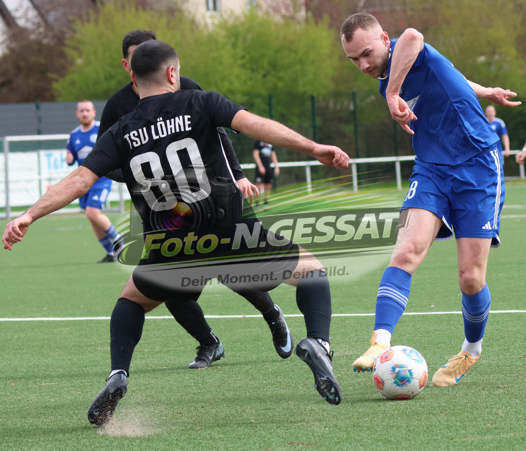 SV Enger-Westerenger - TSV Löhne | Auf dem Bild zu sehen: blau SV Enger-Westerenger: Marlon Meyer ; schwarz TSV Löhne: Emre NikbaySV Enger-Westerenger, TSV Löhne, Saison 25/26, Kreisliga A, Enger, Deutschland - Realisiert mit Pictrs.com