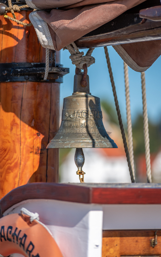 Glocke Mast Schiff Ostsee | Exklusive Hamburg collagen, tolle Segelbilder und viele weitere tolle Motive auf Leinwand, Poster, Alu-Dibond, u.v.m. findet Ihr bei uns auf hamburgbild.de. Findet Euer Wandbild für Euer Zuhause, Büro oder die  Praxis…. - Realisiert mit Pictrs.com