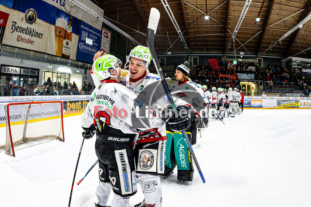 EHC Waldkraiburg LÖWEN gegen Peißenberg MINERS | Eishockey Bayernliga 2025/26 Pre-Playoff Spiel 3, EHC Waldkraiburg LÖWEN gegen Peißenberg MINERS, 20260203,Sieg, Jubel,2026-02-03 in Waldkraiburg (Raiffeisen Arena), Sinan ONDÖRTOGLU (MINERS 22), Florian SEELMANN (MINERS 21)Copyright: WolfgangxLindner www.foto-lindner.de