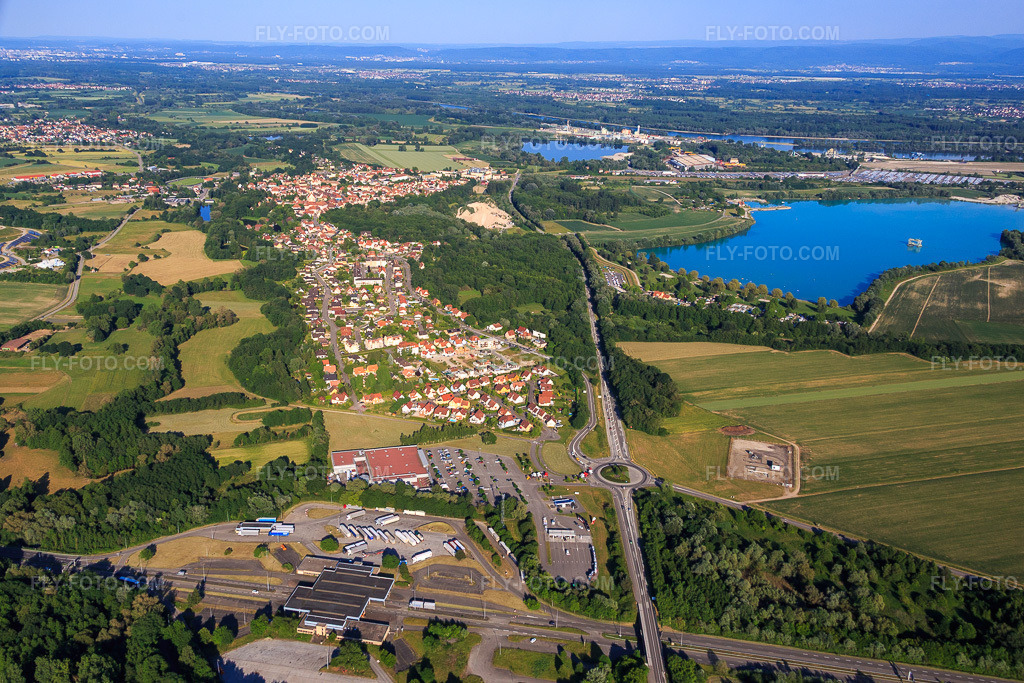 Aerial view: City overview from the west beyond the A35 with Frontière - Allemagne in Scheibenhard in the state Bas-Rhin, France. – Photo: IMG_080158.jpg taken on 06/05/2015 by Werner Riehm/FLY-FOTO.com – Resolution of the original: 5106 x 3404 px