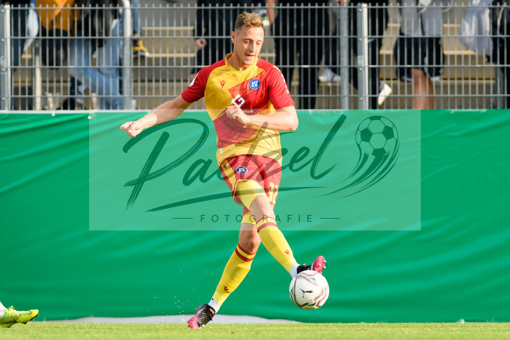LOTKSC20210809_109 | Fussball, Herren: Robin Bormuth (Karlsruher SC) in Aktion, am Ball, Einzelaktion beim Spiel der 1. Runde im DFB-Pokal zwischen SF Lotte und Karlsruher SC im Stadion am Lotter Kreuz am 09.08.2021 in Lotte, Deutschland.DFB / DFL REGULATIONS PROHIBIT ANY USE OF PHOTOGRAPHS AS IMAGE SEQUENCES AND/OR QUASI-VIDEO. - Realisiert mit Pictrs.com