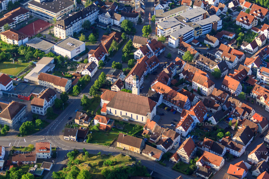 Luftbild: Katholische Kirche Herz-Jesu in Schelklingen im Bundesland Baden-Württemberg in Deutschland. – Foto: IMG_67127.jpg vom 08.06.2014 durch Werner Riehm/FLY-FOTO.de – Auflösung des Originals: 4752 x 3168 px – Seelsorgeeinheit Schelklingen - Seelsorgeeinheit Schelklingen