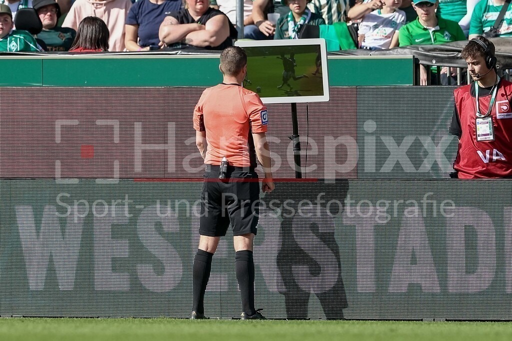 Fussball, Bundesliga, SV Werder Bremen - Bayer 04 Leverkusen | Schiedsrichter Dr. Robin Braun sieht sich in der Review-Area eine Spielszene auf einem Monitor an, Videoassistent, Videoüberprüfung, Videoschiedsrichter, Videobeweis, VAR, Video-Assistent, Video-Schiedsrichter, Kölner Keller, Video Assistant Referee, VA, TV-Beweis, Fernsehbeweis, DIE DFL-RICHTLINIEN UNTERSAGEN JEGLICHE NUTZUNG VON FOTOS ALS SEQUENZBILDER UND/ODER VIDEOÄHNLICHE FOTOSTRECKEN. DFL REGULATIONS PROHIBIT ANY USE OF PHOTOGRAPHS AS IMAGE SEQUENCES AND/OR QUASI-VIDEO.