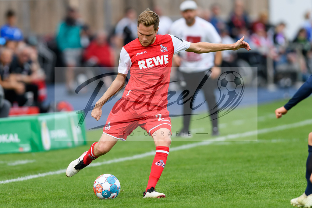 JENKOE20210808_338 | Fussball, Herren: Benno Schmitz (1. FC Koeln) in Aktion, am Ball, Einzelaktion beim Spiel der 1. Runde im DFB-Pokal zwischen FC Carl Zeiss Jena und 1. FC Koeln im Ernst-Abbe-Sportfeld am 08.08.2021 in Jena, Deutschland.DFB / DFL REGULATIONS PROHIBIT ANY USE OF PHOTOGRAPHS AS IMAGE SEQUENCES AND/OR QUASI-VIDEO. - Realisiert mit Pictrs.com