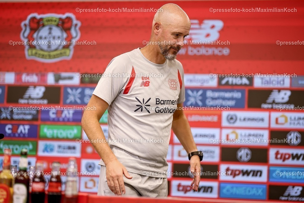 B0414082501018a | 01.09.2025 Fußball, Bayer 04 Leverkusen in der BayArena, Saison 2025 2026: Cheftrainer Erik ten Hag ist nicht mehr Trainer von Bayer04. Die Mannschaft entässt den Trainer.  Bild von der Pressekonferenz am 14.08.2025DFB regulations prohibit any use of photographs as image sequences and or quasi-video.