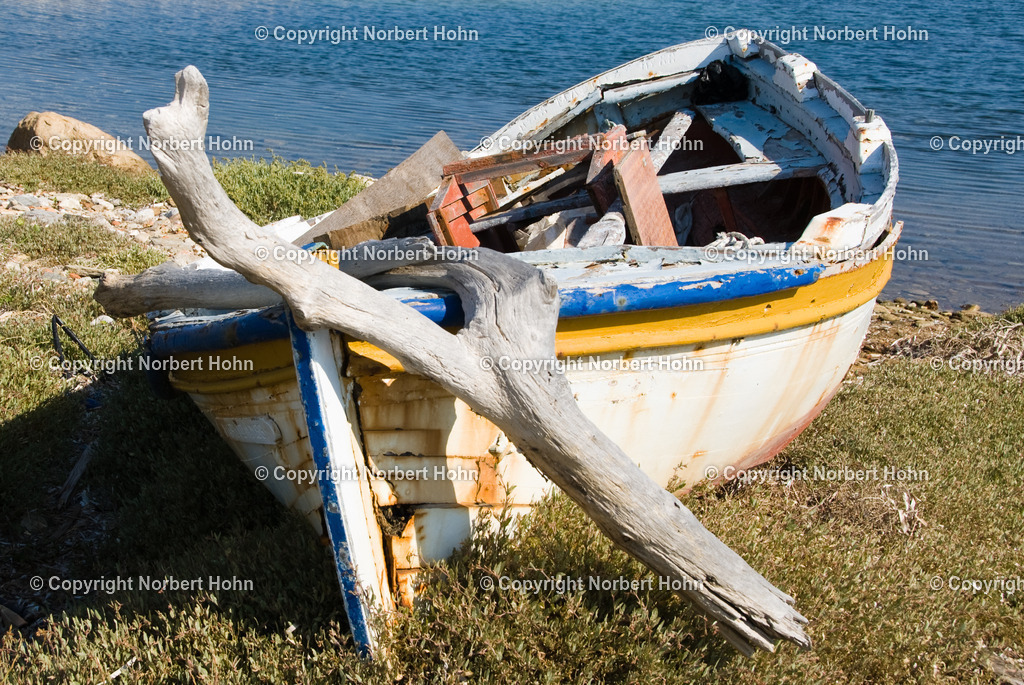 _GRI2647 | Bootswrack auf der Kykladeninsel Delos. - Realisiert mit Pictrs.com