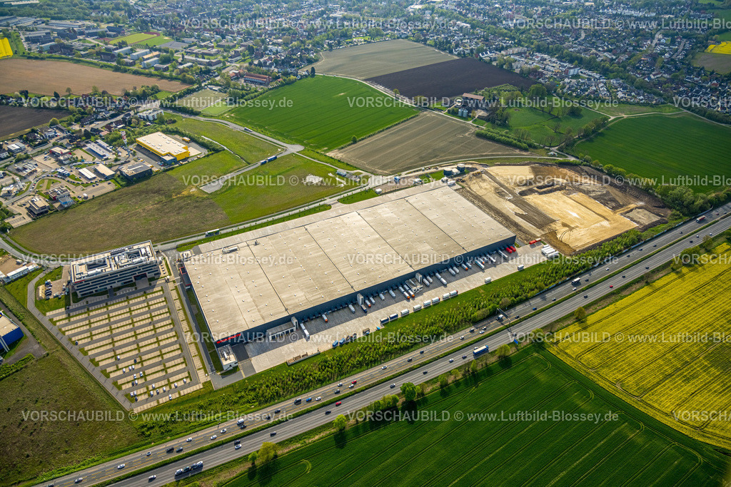 Unna240400175 | Luftbild, Woolworth GmbH Zentrallogistik am Mönninghoffs Feld, Gewerbegebiet Kamen Karree an der Autobahn A1, umgeben von Wiesen und Feldern, Afferde, Unna, Ruhrgebiet, Nordrhein-Westfalen, Deutschland