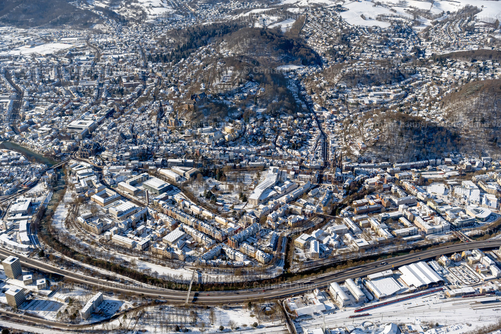 4043511 | Lahn bei MARBURG 13.02.2021 Winterlich schneebedeckte Stadtansicht vom Innenstadtbereich in Marburg im Bundesland Hessen, Deutschland. // Wintry snowy city view of the city area of in Marburg in the state Hesse, Germany. Foto: Gerhard Launer