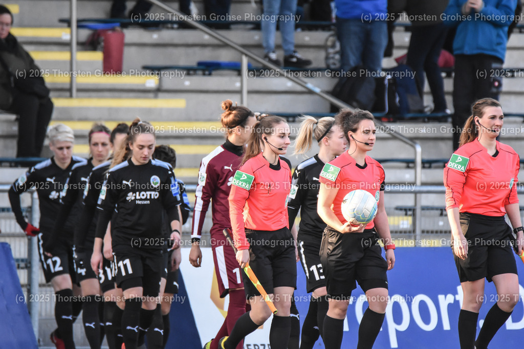 Fussball-BL Frauen 1. FFC Frankfurt vs. TSG 1899 Hoffenheim | Die Mannschaften betreten den Platz; Fussball-BL Frauen 1. FFC Frankfurt vs. TSG 1899 Hoffenheim, Fussball-Bundesliga Frauen am 24.02.2018 im Stadion am Brentanobad in Frankfurt/Main, (Deutschland) - Realisiert mit Pictrs.com