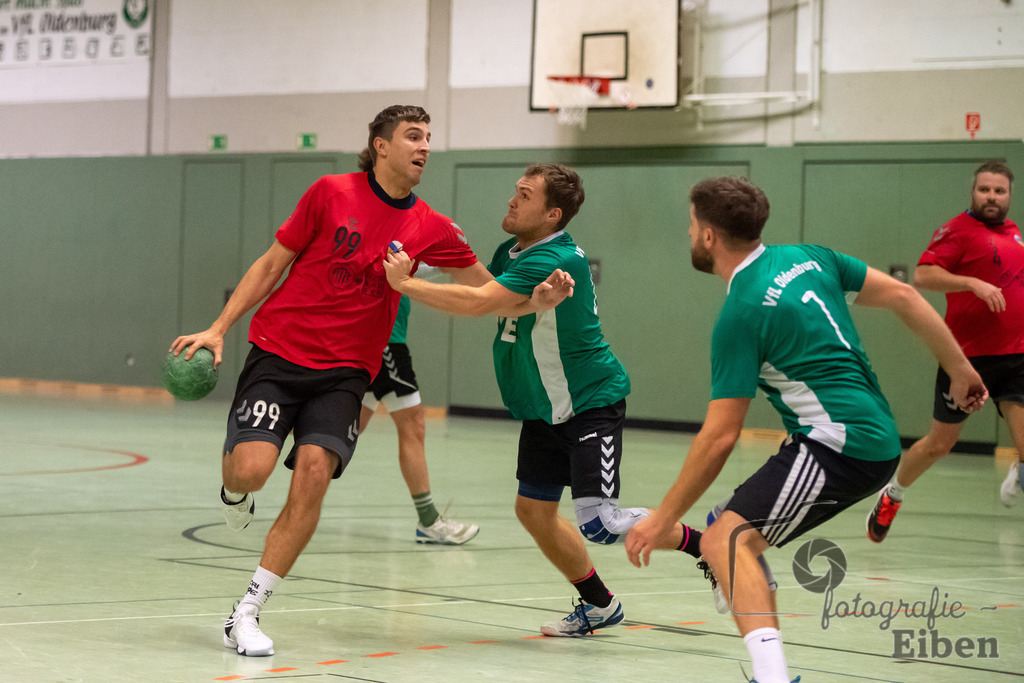 VFL Oldenburg-SG FriPe | Herren Regionsoberliga; VFL Oldenburg (grün)-SG FriPe (rot) am 04.11.2023 in Oldenburg (Robert-Schumann-Halle Oldenburg), Deutschland, Photo: Philip Eiben 2023 - Realisiert mit Pictrs.com