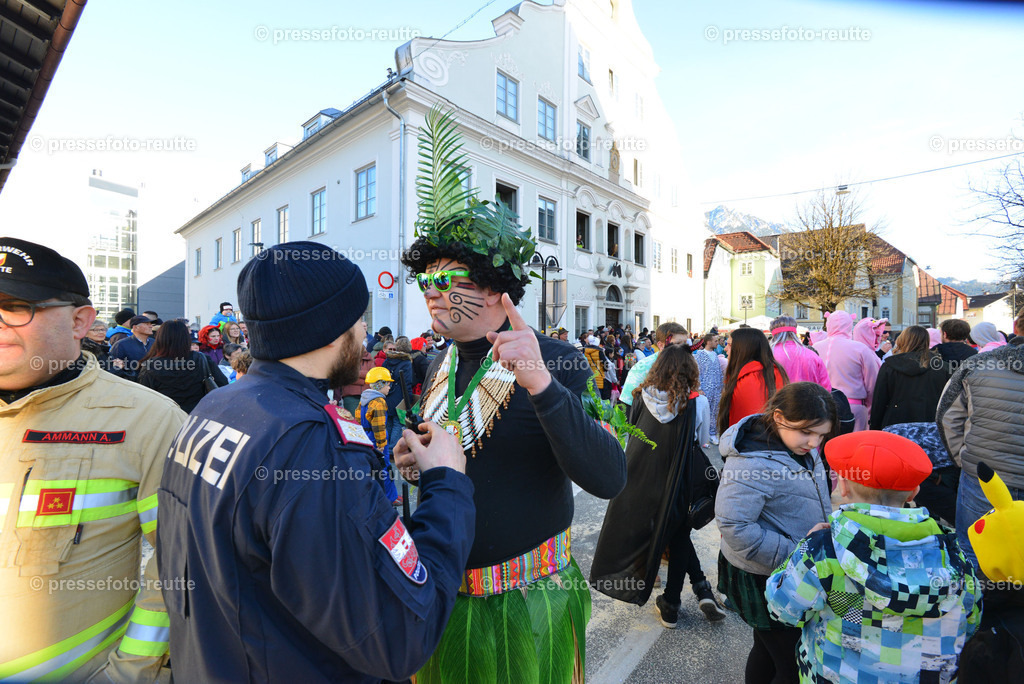xnews-2023-Feb16-Unsinniger_Fasching_Reutte-nik-WTV_7521 | Info aus dem Bezirk Reutte/Ausserfern Tirol sowie eine umfangreiche Bilddatenbank über die gesamte Region: Lechtal, Talkessel Reutte, Tannheimertal, Zwischentoren. Lech, Plansee, Zugspitze, Grenztunnel, B179, Fernpassstraße, Verkehr, Lawinen, Tradition, - Realisiert mit Pictrs.com