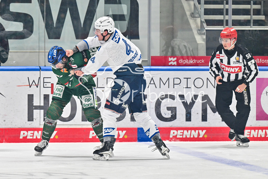 Augsburger Panther - Adler Mannheim | AUGSBURG, GERMANY - 28. DECEMBER: im Bild der Faustkampf zwischen Dan RENOUF (Adler Mannheim 4) und Joseph CRAMAROSSA (Augsburger Panther 92) / Fight / Kampf / Kämpfen / Schlägerei während dem Match zwischen den Augsburger Panthern und den Adler Mannehim am 33. Spieltag der Penny DEL im Curt Frenzel Stadion