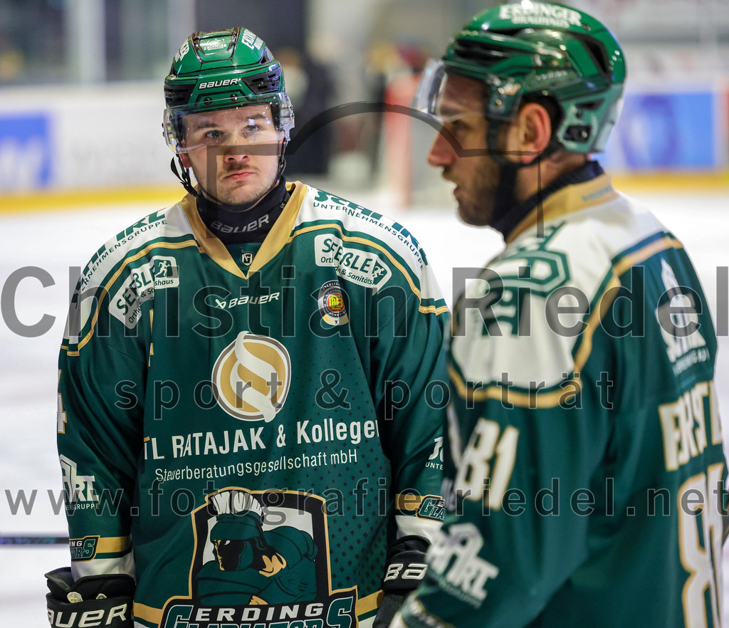2025-12-14_065_TSV_Erding_gegen_ECDC_Memmingen_Indians | Erding, Deutschland, 14.12.2025:Eishockey, Oberliga Süd 2025 / 2026, 26. Spieltag, TSV Erding gegen ECDC Memmingen Indians, Endergebnis: 1:2Jesse Kauhanen (Erding Gladiators, #4), Maximilian Forster (Erding Gladiators, #81)Foto: Christian Riedel / fotografie-riedel.net