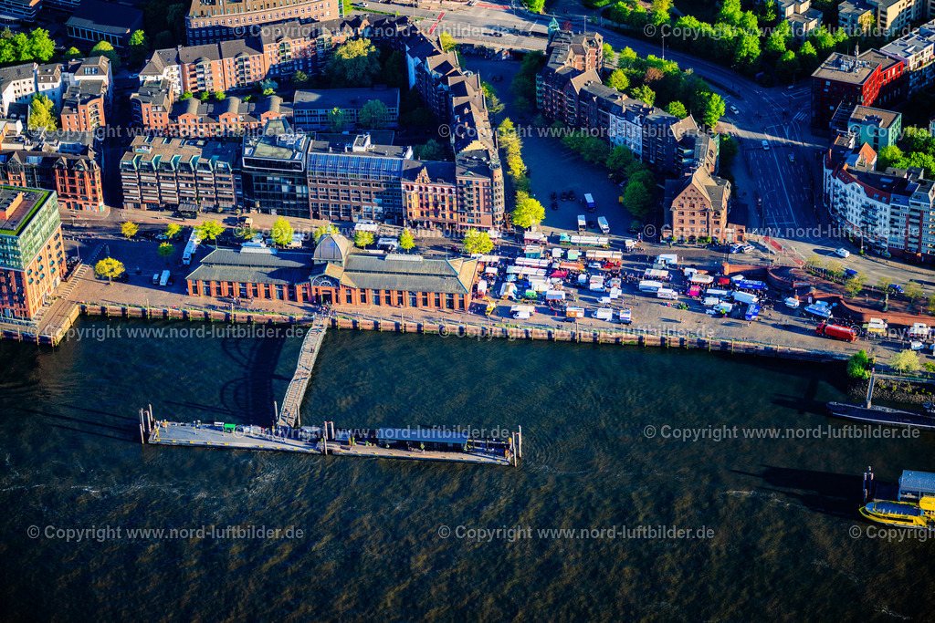 Hamburg_Altona_Fischmarkt_Fischauktionshalle_ELS_0896270425 | HAMBURG 27.04.2025 Besucher und Marktbeschicker St. Pauli Fischmarkt im Ortsteil Altonaer Fischmarkt in Hamburg, Deutschland. Weiterführende Informationen bei: Hafen Hamburg Marketing e.V. (HHM),  hamburg.de GmbH & Co. KG. // Visitors and market patrons at the St. Pauli fish market in the Altonaer Fischmarkt district in Hamburg, Germany. Further information at: Hafen Hamburg Marketing e.V. (HHM),  hamburg.de GmbH & Co. KG. Foto: Martin Elsen
