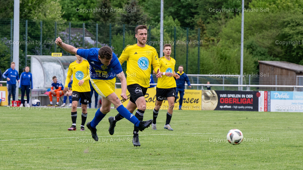 Osterrönfelder TSV vs TSV Altenholz | Doppentorschütze Felix Struck (OTSV #8 erzielt hier das 3-1) / Christian Olsiewski (TSVA #16) / Fußball-Landesliga Schleswig Männer 2024/2025 / Osterrönfelder TSV vs TSV Altenholz / A-Platz / Osterrönfeld / 03.05.25 - Realisiert mit Pictrs.com
