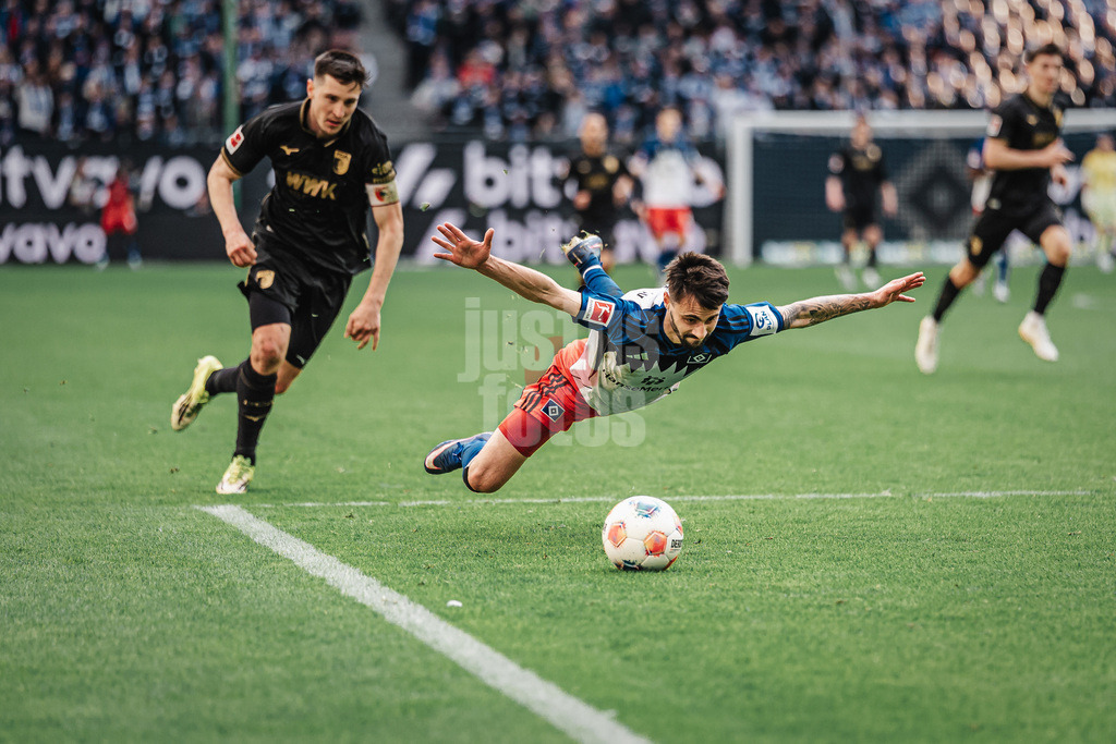 Fußball | Männer | Saison 2025/2026 | 1. Fußball-Bundesliga | 28. Spieltag | Hamburger SV vs. FC Augsburg | 04.04.2026 | v.l. Keven Schlotterbeck (#31, FC Augsburg) gegen Fabio Daniel Ferreira Vieira (#20, HSV)