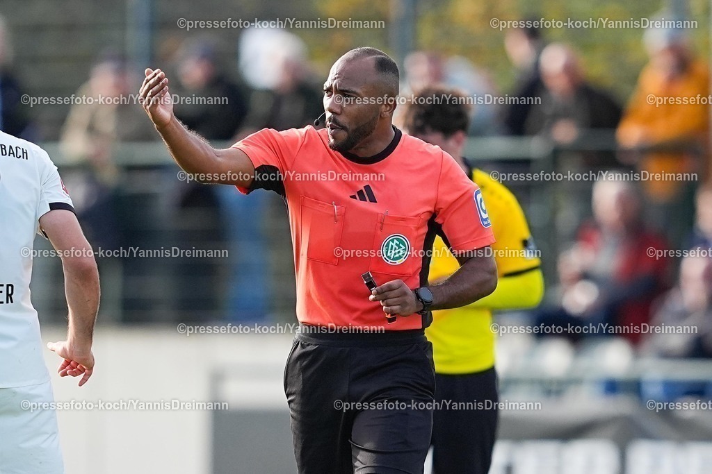 xYDRx13112501088 | 13.11.2025, xydrx, Fußball, Testspiel, Borussia Mönchengladbach - NV Koninklijke Lierse SK, Fohlenplatz am Borussia-Park: Jonah Besong (Schiedsrichter)