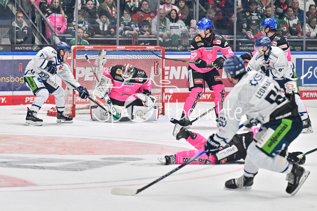Augsburger Panther - Straubing Tigers | in dieser Szene bringt Travis St. DENIS (Straubing Tigers #74) den Puck nicht an Strauss MANN (Augsburger Panther #38) vorbei / DEL: Augsburger Panther - Straubing Tigers, Curt Frenzel Stadiom am 20.10.2024
