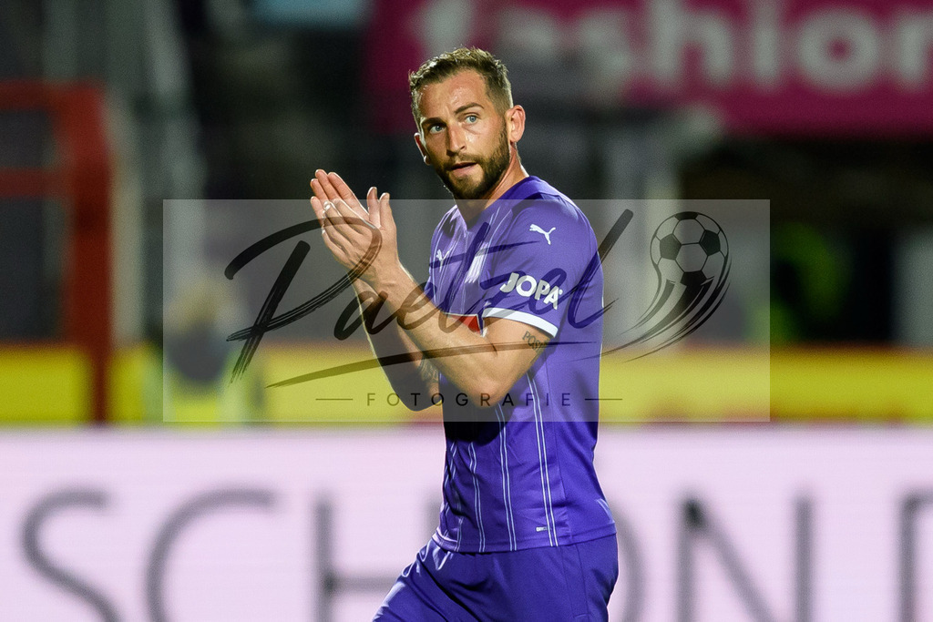 OSNVKO2021090620210906_209 | Fussball, Herren: Marc Heider (VfL Osnabrueck) bedankt sich nach seiner Auswechslung bei den Fans beim Spiel der 3. Liga zwischen VfL Osnabrueck und FC Viktoria Koeln im Stadion an der Bremer Bruecke am 06.09.2021 in Osnabrueck, Deutschland.DFB / DFL REGULATIONS PROHIBIT ANY USE OF PHOTOGRAPHS AS IMAGE SEQUENCES AND/OR QUASI-VIDEO. - Realisiert mit Pictrs.com