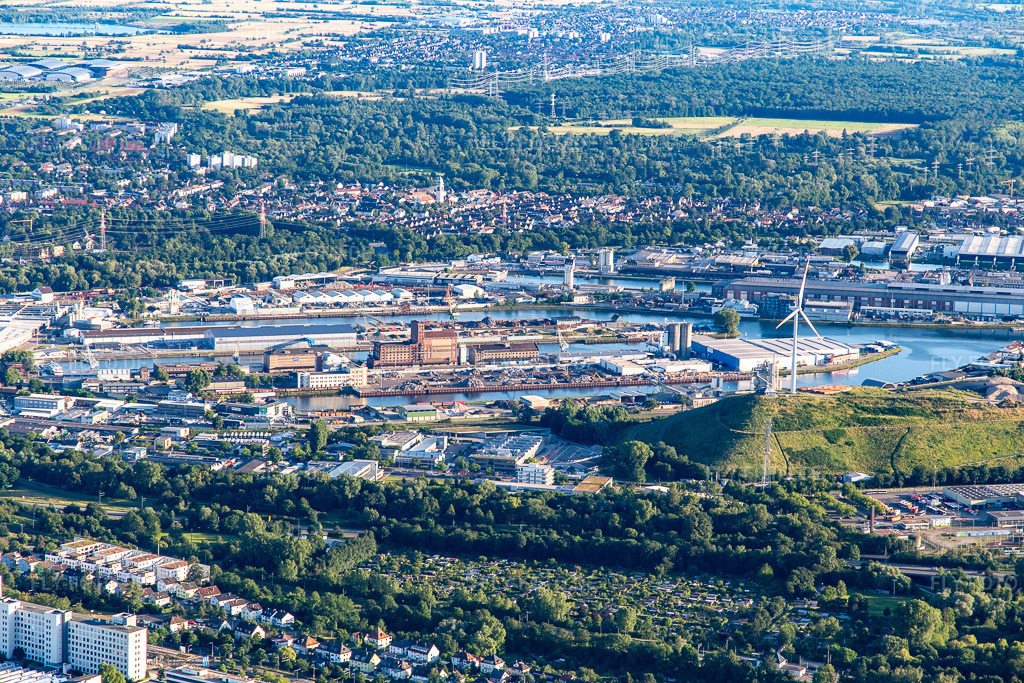 Luftbild: Rheinhafen Karlsruhe von Norden im Ortsteil Mühlburg in Karlsruhe im Bundesland Baden-Württemberg in Deutschland. Foto: IMG_142293.jpg vom 07.07.2024 durch Werner Riehm/FLY-FOTO.de