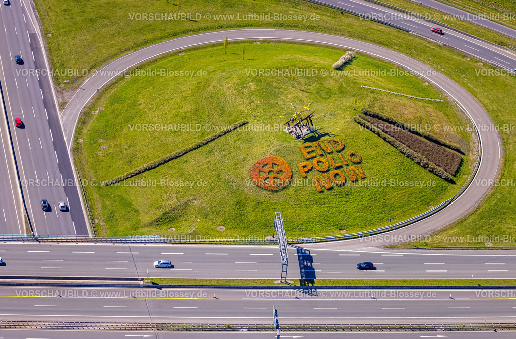 Kamen220403916Rotary | Luftbild, 20.000 Tulpen pflanzten die Kamener Rotarier am Kamener Kreuz unterhalb der ADAC-Hubschrauber-Skulptur. Sie werden in den nächsten Tagen blühen. 
Rotarys Kampf gegen die Kinderlähmung (POLIO Poliomyelitis)
Das größte Projekt, das Rotary in seiner 116-jährigen Geschichte je angepackt hat – der Kampf gegen die Kinderlähmung –, heißt PolioPlus und steht kurz vor dem Ziel: Seit 1988 gelang es mit Hilfe mächtiger Partner wie der Weltgesundheitsorganisation, den größten Teil der Welt durch massive Impfkampagnen von Polio zu befreien. Durch die großen Fortschritte der letzten Jahre rückt das Ziel in greifbare Nähe: Innerhalb der nächsten drei Jahre bis 2023 soll die Übertragungskette weltweit unterbrochen sein. , Kamen, Ruhrgebiet, Nordrhein-Westfalen, Deutschland