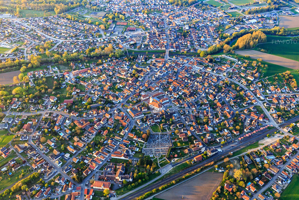 Luftbild: Stadtübersicht aus Norden in Drusenheim im Bundesland Bas-Rhin in Frankreich. – Foto: IMG_126534.jpg vom 25.04.2021 durch Werner Riehm/FLY-FOTO.de – Auflösung des Originals: 5472 x 3648 px