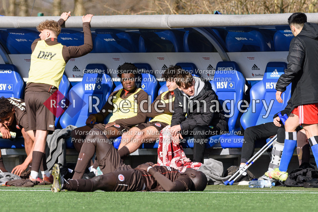 Fußball, Saison 2021/22, A-Junioren Bundesliga, Hamburger SV - FC St. Pauli, Paul-Hauenschild-Plätze (Norderstedt), 02.04.2022, 16. Spieltag | Nach dem Spiel sitzen die FCSP-Spieler enttäuscht auf der Ersatzbank