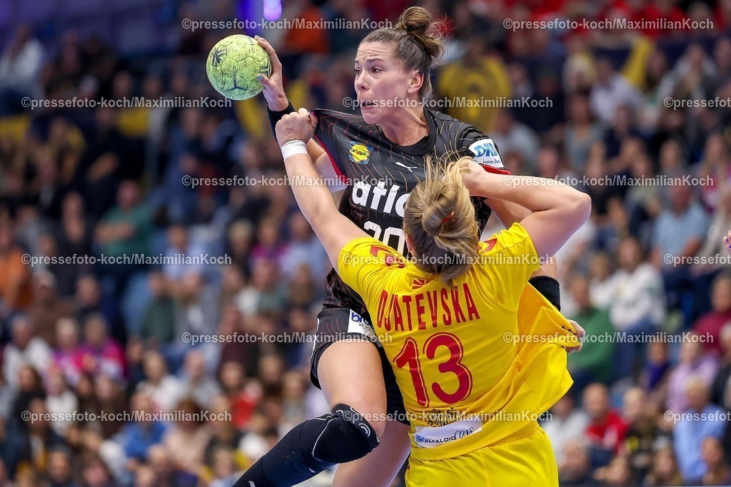 DHB16102501021 | 16.10.2025, Handball, EHF Frauen Länderpiel, EM Qualifikation 2026, Deutschland - Nordmazedonien, Schwalbe-Arena in Gummersbach:  Emily VOGEL (GER #20) im Zweikampf gegen   Ivana DJATEVSKA (MKD #13) 