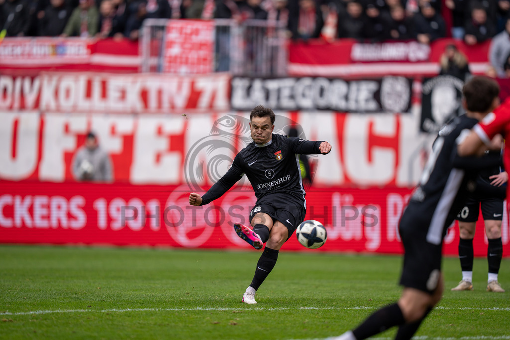 Kickers Offenbach vs. SG Sonnenhof Grossaspach, Fussball, Regionalliga Suedwest, 24. Spieltag, 14.03.2026 | Niklas Pollex (SG Sonnenhof Großaspach, #18) versuchts per direktem Freistoss,Kickers Offenbach vs. SG Sonnenhof Grossaspach, Fussball, Regionalliga Suedwest, 24. Spieltag, 14.03.2026Foto: photosbyphips/Philip Ziegler