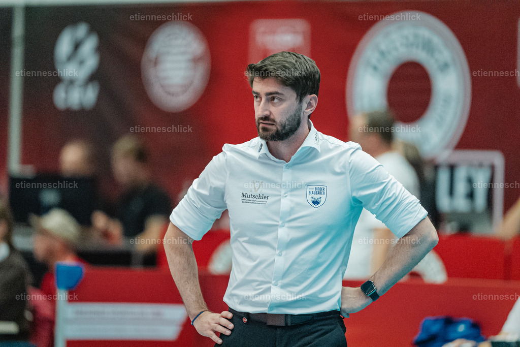 Dresdner SC - Binder Blaubären TSV Flacht, DEKRA 1. Bundesliga Frauen, Volleyball | Im Bild: Trainer Manuel Hartmann (Binder Blaubären TSV Flacht)24.10.2026, Dresdner SC -  Binder Blaubären TSV Flacht, DEKRA 1. Bundesliga Frauen, Volleyball, Deutschland, Dresden, Cyberport Arena