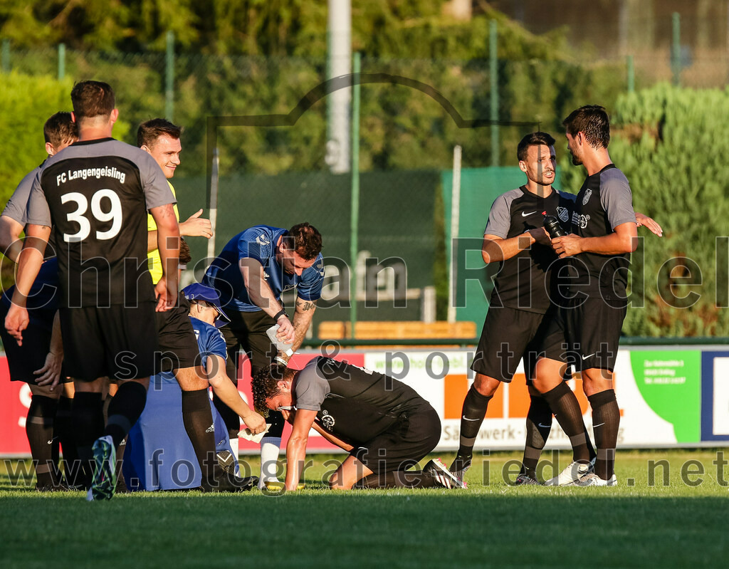 2023-07-14_120_FC_Langengeisling_gegen_FC_Velden-Eberspoint | Erding, Deutschland, 14.07.2023:
Fußball, Bezirksliga Oberbayern Ost 2023 / 2024, Testspiel, FC Langengeisling gegen FC Velden-Eberspoint, Endergebnis: 5:0

Physio Jana Otto (FC Langengeisling), Michael Faltlhauser (FC Langengeisling, #4), Maximilian Hintermaier (FC Langengeisling, #13), Kilian Stenzel (FC Langengeisling, #32)

Foto: Christian Riedel / fotografie-riedel.net