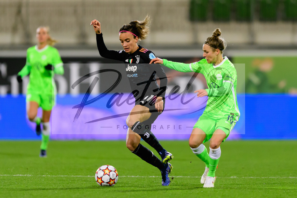 WOBJUV20211118_047 | Fussball, Frauen: Barbara Bonansea (Juventus FC) und Svenja Huth (VfL Wolfsburg) im Zweikampf bei dem Spiel der UEFA Women´s Champions League zwischen VfL Wolfsburg und Juventus Turin im AOK-Stadion am 18.11.2021 in Wolfsburg, Deutschland. - Realisiert mit Pictrs.com