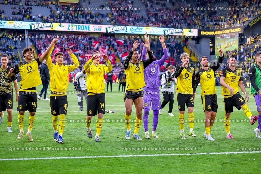 BVB26042601081 | 26.04.2026, Fußball, Borussia Dortmund - SC Freiburg, 1. Fußball Bundesliga, 31. Spieltag, Signal Iduna Park, Saison 2025 2026: Abschlussjubel nach dem 4:0 Sieg des BVB Mathis Albert (BVB #41) Samuele Inacio (BVB #40) Maximilian Beier&nbsp;(BVB #14) Jobe Bellingham&nbsp;(BVB #07) Torwart Gregor Kobel&nbsp;(BVB #01) Daniel Svensson&nbsp;(BVB #24) Salih Özcan&nbsp;(BVB #06) Julian Ryerson&nbsp;(BVB #26)   DFB regulations prohibit any use of photographs as image sequences and or quasi-video.