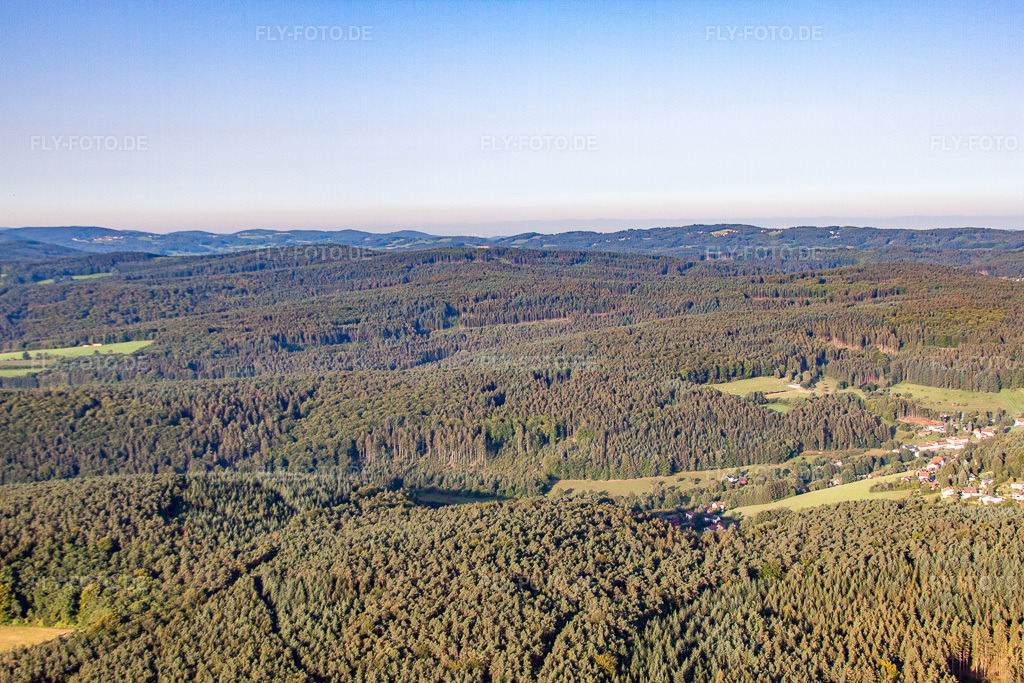 Luftbild: Ortsansicht von Osten im Ortsteil Hiltersklingen in Mossautal im Bundesland Hessen in Deutschland. – Foto: IMG_52093.jpg vom 19.08.2012 durch Werner Riehm/FLY-FOTO.de – Auflösung des Originals: 4752 x 3168 px