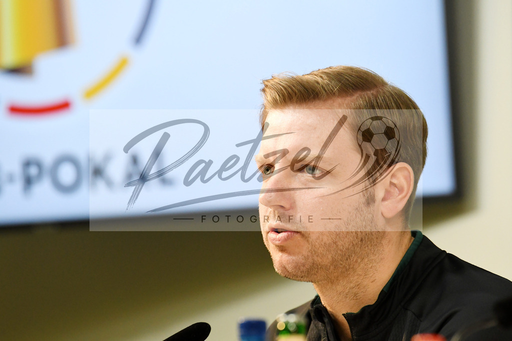 20200303_PKWBRE_0006 | Fussball, Herren: Trainer Florian Kohfeldt (SV Werder Bremen) schaut waehrend der Pressekonferenz des SV Werder Bremen im Presseraum des wohninvest Weserstadion am 03.03.2020 in Bremen, Deutschland. - Realisiert mit Pictrs.com