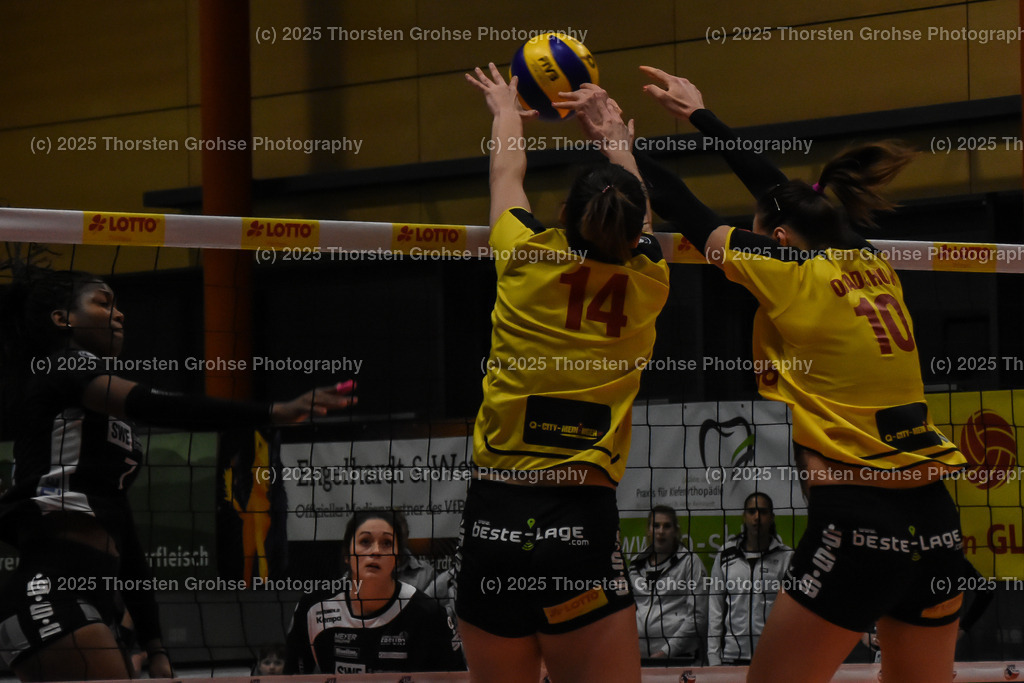 VBL VFB Suhl vs. SCHWARZ-WEISS Erfurt | Katarzyna Bryda #14 (VFB Suhl), Katarina Osadchuk #10 (VFB Suhl); VBL VFB Suhl vs. SCHWARZ-WEISS Erfurt, Volleyball-Bundesliga Frauen am 17.02.2018 in der Multihalle in Meiningen, (Deutschland) - Realisiert mit Pictrs.com