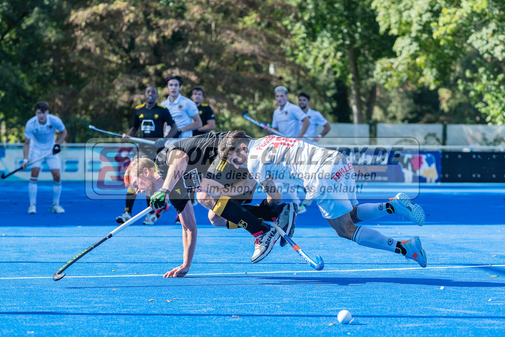 HK_20231001_104979 | 1.Bundesliga Herren Crefelder HTC - Harvestehuder THC am 1.10.2023 CHTC, Krefeld ,
 Körper Michael ( Harvestehuder THC #9 ) , Martin Ignacio Ferreiro ( Crefelder HTC #18 )