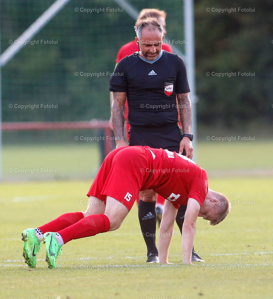 A_LUI_170824_0016 | SPORT FUSSBALL REGIONALLIGA MITTE  ASKOE OEDT -UVB VOECKLAMARKT  17.08.2024  IM BILD: MICHAL VARNA  (OEDT) UND SCHIEDSRICHTER ASIM BESIC ) FOTO:  FOTOLUI