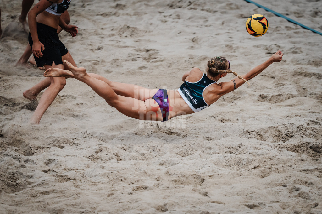 Beachvolleyball | Frauen | Deutsche Meisterschaften 2025 Timmendorfer Strand | 04.09.2025 | Paula Schürholz springt zum Ball
