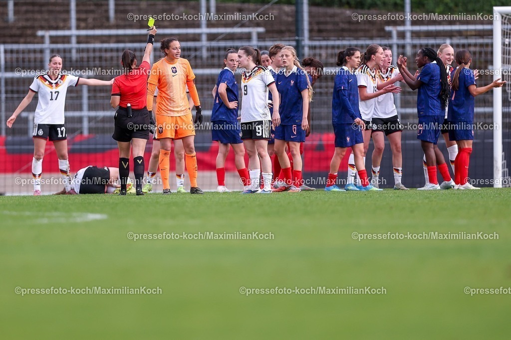 DFB16042601061 | 16.04.2026, Essen, Fußball, UEFA Womens UNDER 19 Championship qualification, Germany - France, Stadion Uhlenkrug, Saison 2025 / 2026: Rudelbildung Gruppenbildung Handgemenge neben Schiedsrichterin  DFB regulations prohibit any use of photographs as image sequences and or quasi-video.