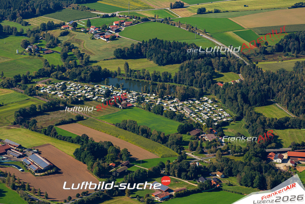 Die Luftaufnahme Camping - Hohenwarth wurde 2021 mittels Flugzeug (keine Drohne) erstellt. Hohe Auflösung -für große Poster und Wandbilder geeignet!