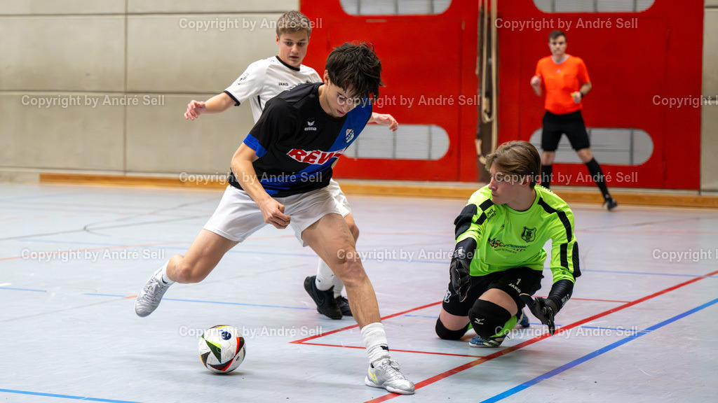 20250118_7084 | 21. A-Jugend-Turnier des VfR Neumünster um den KulturLokschuppen-Pokal 2025, HF 1 - Niendorfer TSV (schwarz) vs. Eckernförder SV (weiss), Lennard Heiduck (Niendorf #10 trifft hier zum 2-0) / Leon Brencher (Eckernförde #6) &amp; Niklas Damm (Eckernförde #1) - Realisiert mit Pictrs.com