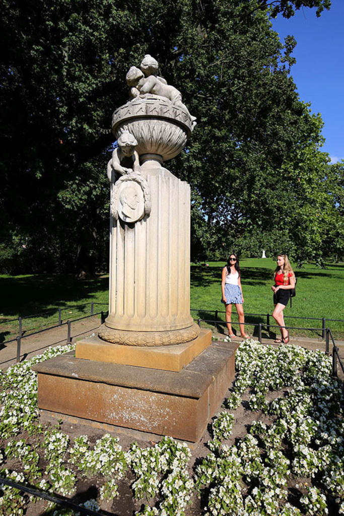 Foto: Leipzig - Gellert-Denkmal | Das Team hinter BILDLEXIKON LEIPZIG bündelt historische wie aktuelle Informationen über die Stadt Leipzig in Text und Bild auf einer Plattform und stellt diese der interessierten Öffentlichkeit zur Verfügung.