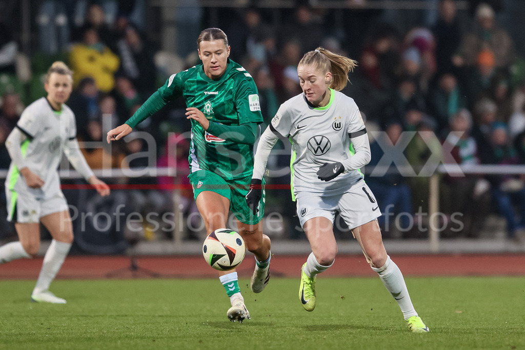 Fussball, Google Pixel Frauen-Bundesliga, SV Werder Bremen - VfL Wolfsburg | v.li.: Larissa Mühlhaus (SV Werder Bremen, 7) und Janina Minge (VfL Wolfsburg, 6) im Zweikampf, Duell, Dynamik, Aktion, Action, Spielszene, DIE DFB-RICHTLINIEN UNTERSAGEN JEGLICHE NUTZUNG VON FOTOS ALS SEQUENZBILDER UND/ODER VIDEOÄHNLICHE FOTOSTRECKEN. DFB REGULATIONS PROHIBIT ANY USE OF PHOTOGRAPHS AS IMAGE SEQUENCES AND/OR QUASI-VIDEO.