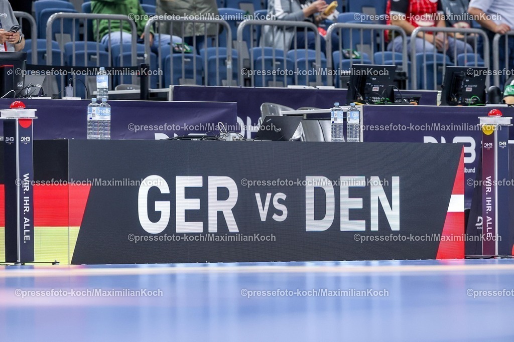 xKWIx17052601005 | 17.05.2026, xkwix, Handball, Länderspiel, Deutschland - Dänemark , Lanxess-Arena in Köln: Anzeige am Spielfeldrand mit der Aufschrift GER vs DEN Photo: xKamilxWilkowskixPressefotoKochx