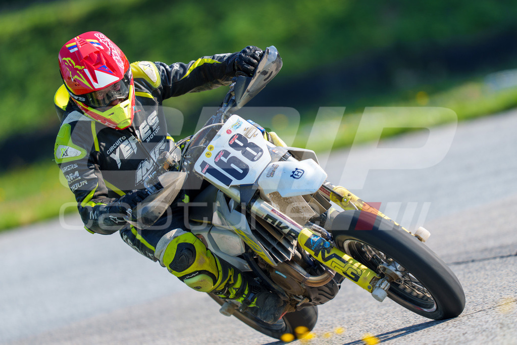 SuperMoto_Staatsmeisterschaft_Greinbach_072 | GRIPcapture steht für authentische Sportfotografie in Österreich – für Momente, die mehr sind als Geschwindigkeit oder Ergebnis. Es geht um Emotion, Spannung, Fokus und den Augenblick, der oft nur einen Wimpernschlag dauert.Ob Motorsport, Teamsport oder 