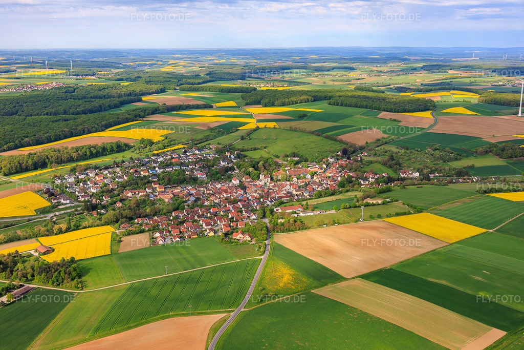 Luftbild: Ortsansicht von Nordosten im Ortsteil Obbach in Euerbach im Bundesland Bayern in Deutschland.Foto: IMG_156035.jpg vom 03.05.2026 durch Werner Riehm/FLY-FOTO.deAuflösung des Originals: 6000 x 4000 px